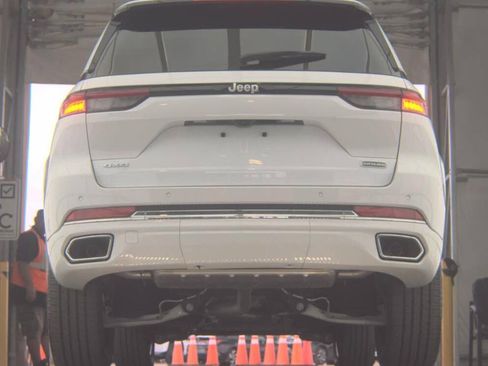 Used 2024 Jeep Grand Cherokee Overland AWD/4WD image 6