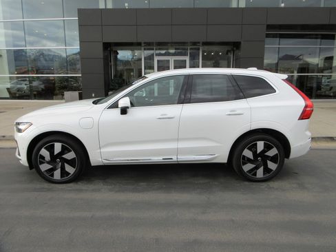 Used 2023 Volvo XC60 T8 Ultimate image 3