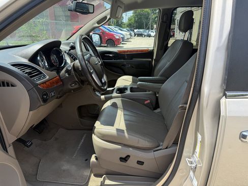 Used 2014 Chrysler Town & Country Touring-L w/ Driver Convenience Group FWD image 12