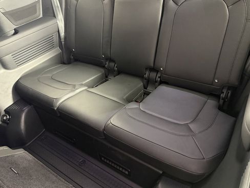 Used 2024 Land Rover Defender 130 X-Dynamic SE image 27