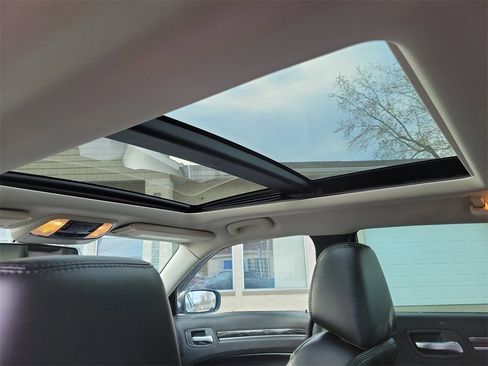 Used 2017 Chrysler 300 Touring w/ Value Package image 13