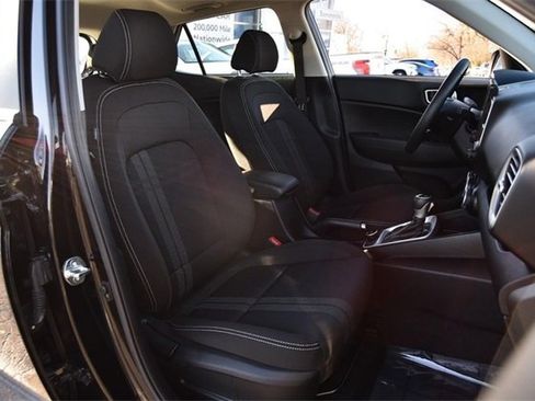 Used 2024 Hyundai Venue SEL image 21