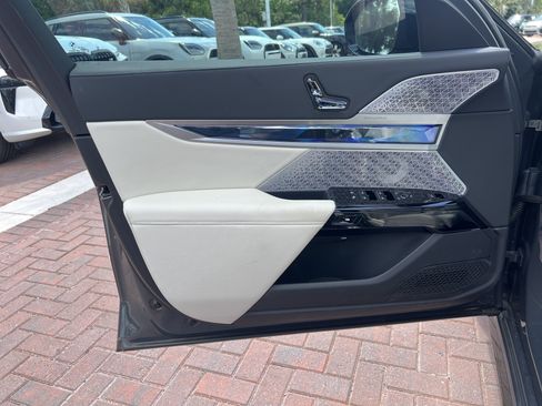 Used 2023 BMW i7 xDrive60 w/ Executive Package 2 AWD/4WD image 14