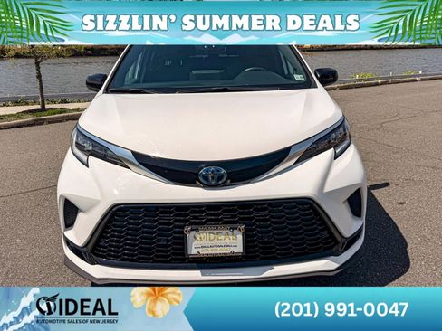 Used 2022 Toyota Sienna XSE w/ XSE Plus Package AWD/4WD image 3