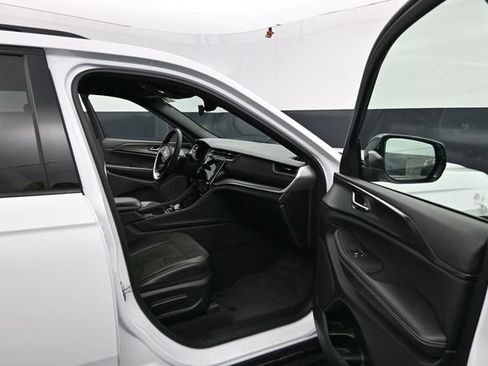 Used 2025 Jeep Grand Cherokee Altitude AWD/4WD image 32