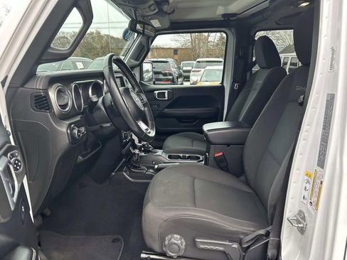 Used 2018 Jeep Wrangler Unlimited Sahara image 9