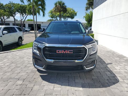 Used 2024 GMC Terrain SLE w/ Driver Convenience Package FWD image 2