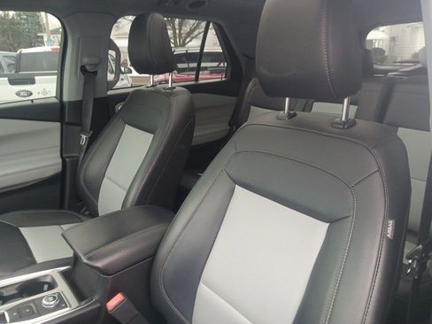 Used 2022 Ford Explorer XLT w/ Equipment Group 202A image 28