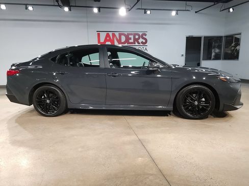 Used 2025 Toyota Camry SE FWD image 8
