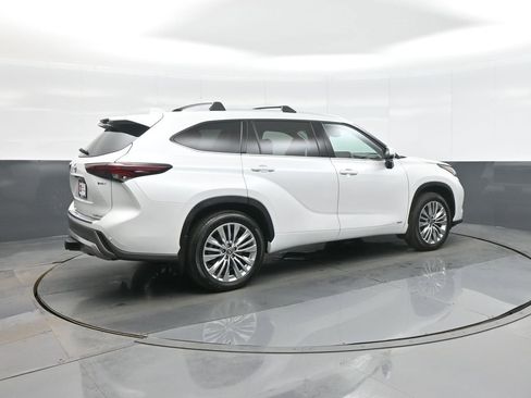 Used 2025 Toyota Highlander Platinum image 7