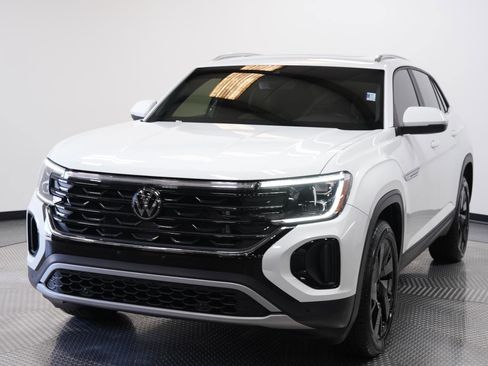 Used 2024 Volkswagen Atlas Cross Sport SE AWD/4WD image 3