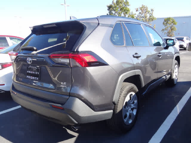 Used 2021 Toyota RAV4 LE AWD/4WD image 4