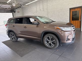 Used 2017 Toyota Highlander LE image 1