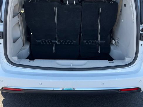 Used 2022 Chrysler Pacifica Touring-L FWD image 4