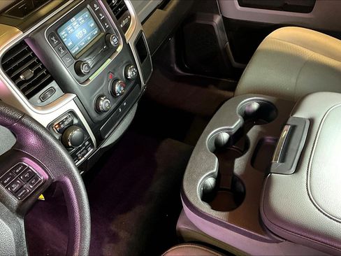 Used 2020 RAM 1500 Classic SLT AWD/4WD image 18