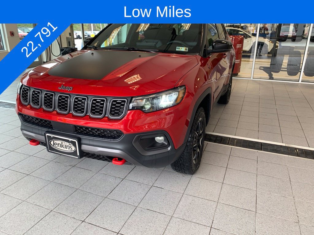 Used 2025 Jeep Compass Trailhawk AWD/4WD image 2