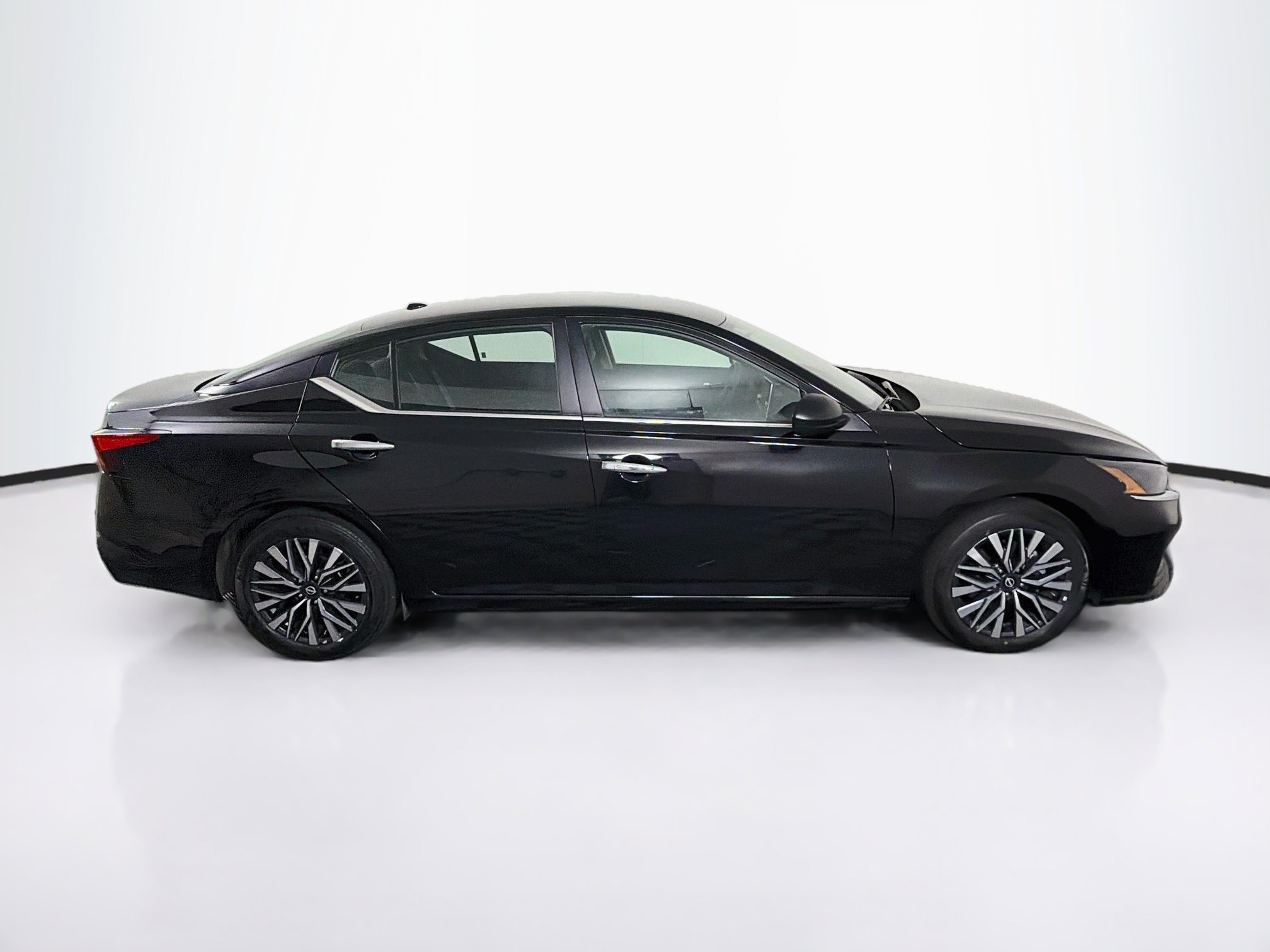 Used 2025 Nissan Altima 2.5 SV FWD image 10