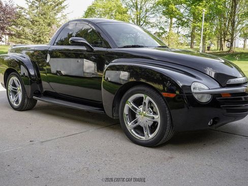 Used 2005 Chevrolet SSR w/ Preferred Equipment Group RWD image 16