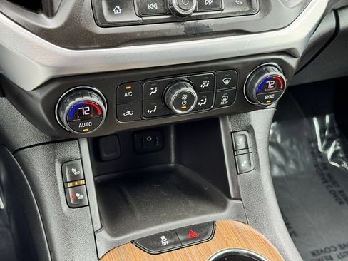 Used 2018 GMC Acadia SLE AWD/4WD image 25