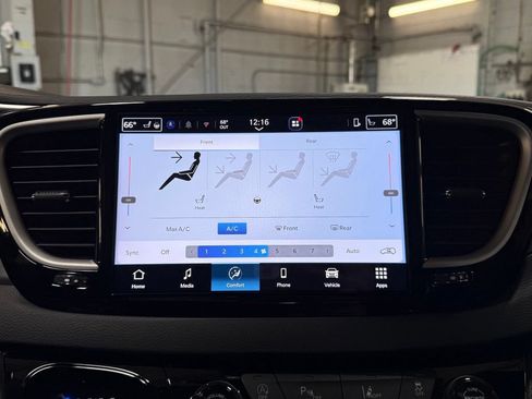 Used 2026 Chrysler Pacifica Select FWD image 13