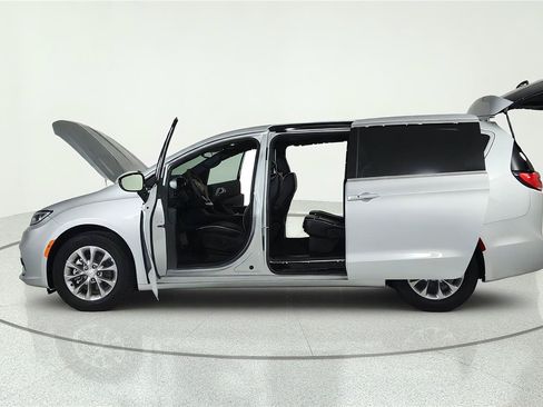 Used 2026 Chrysler Pacifica Limited FWD image 6