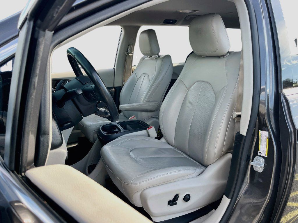 Used 2018 Chrysler Pacifica Touring-L w/ Premium Audio Group FWD image 20