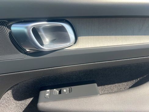 Used 2025 Volvo XC40 B5 Core w/ Climate Package image 31