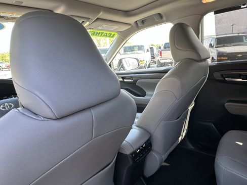 Used 2021 Toyota Highlander Platinum image 36