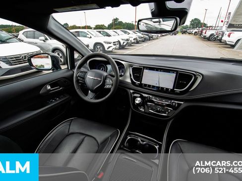 Used 2024 Chrysler Pacifica Limited w/ S Appearance Package image 23