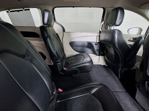 Used 2021 Chrysler Pacifica Touring-L image 26