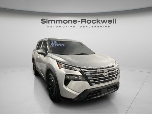 Used 2025 Nissan Rogue SV AWD/4WD image 2