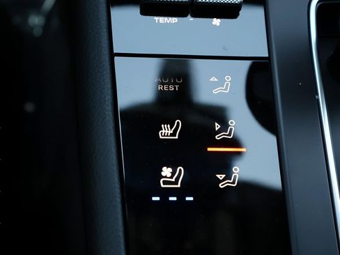 Certified 2025 Porsche Macan Turbo image 27