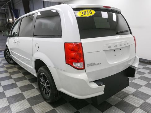 Used 2016 Dodge Grand Caravan SE image 10