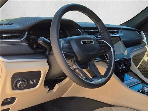 Used 2023 Jeep Grand Cherokee Limited image 10