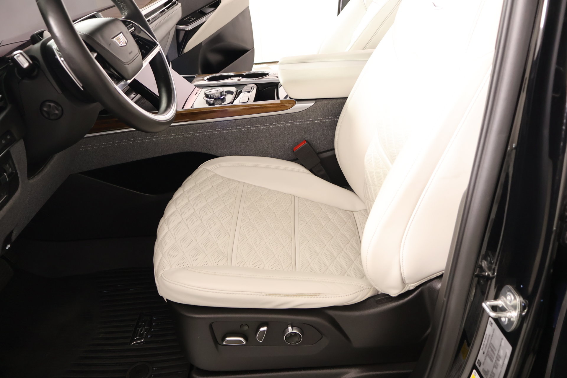 Used 2025 Cadillac Escalade ESV Sport Platinum w/ LPO, Floor Liner Package AWD/4WD image 12