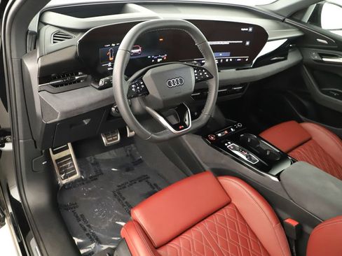 Certified 2025 Audi SQ6 e-tron Premium Plus w/ Premium Plus AWD/4WD image 15