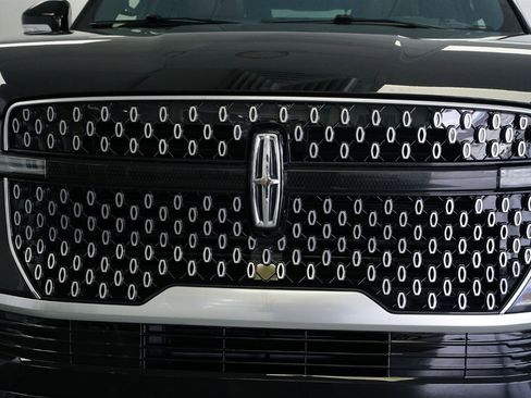 Used 2025 Lincoln Navigator Reserve image 6