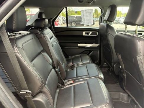 Used 2021 Ford Explorer XLT w/ Equipment Group 202A AWD/4WD image 15