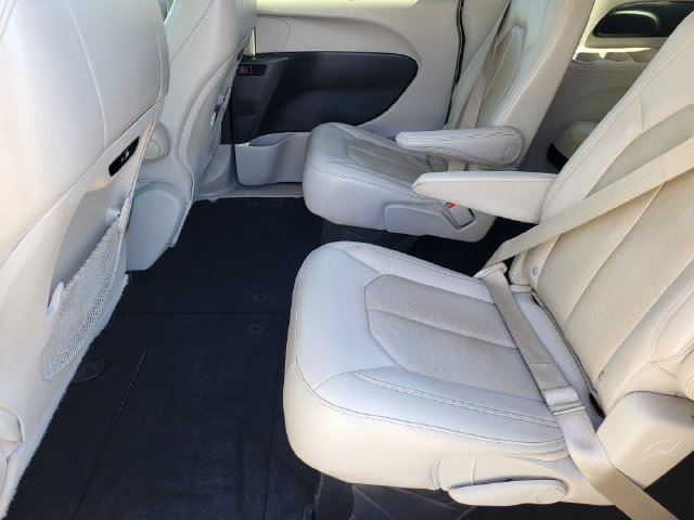 Used 2021 Chrysler Pacifica Touring-L FWD image 21