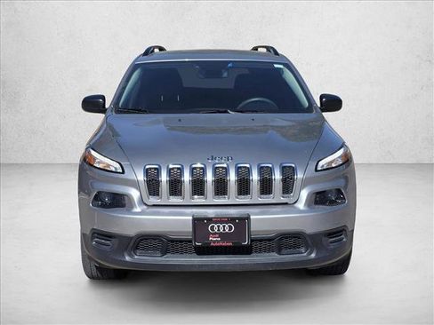 Used 2016 Jeep Cherokee Sport image 2