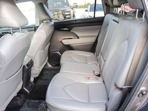 Used 2022 Toyota Highlander XLE FWD image 23