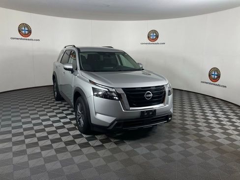 Used 2025 Nissan Pathfinder SV image 18
