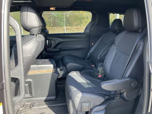 Certified 2025 Toyota Sienna Platinum image 26