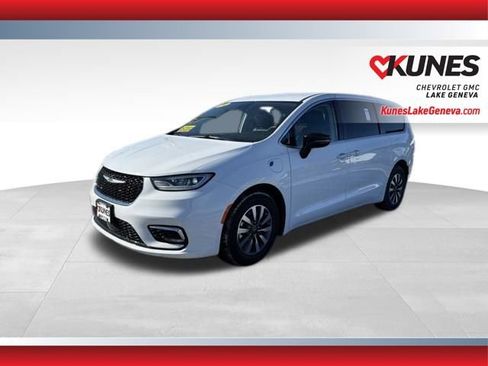 Used 2024 Chrysler Pacifica Select image 10