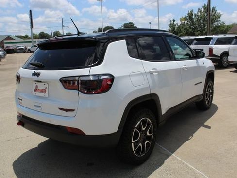 Used 2025 Jeep Compass Trailhawk AWD/4WD image 11