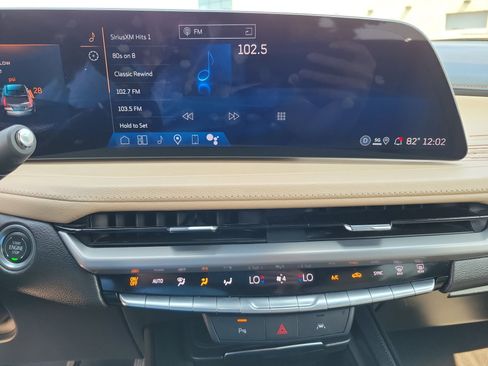 Used 2025 Cadillac XT4 Premium Luxury image 9