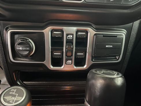 Used 2018 Jeep Wrangler Unlimited Sahara w/ Uconnect 4C Nav & Sound Group AWD/4WD image 18