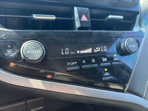 Used 2022 Toyota Camry SE FWD image 14