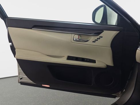 Used 2016 Lexus ES 350 w/ Luxury Package w/Wood Trim FWD image 29