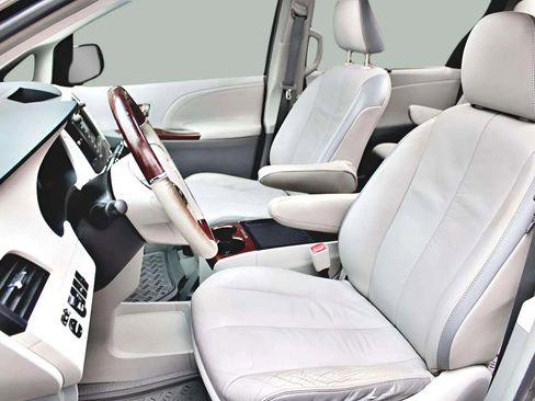 Used 2011 Toyota Sienna Limited image 30